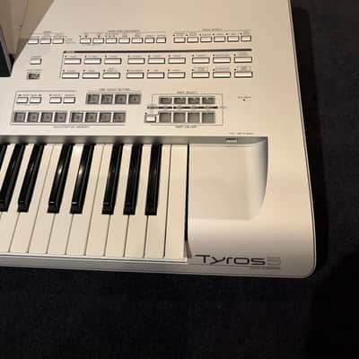Yamaha Tyros3 61-Key Arranger Workstation Keyboard - Silver image 7