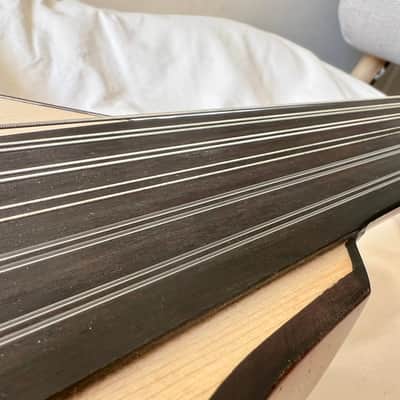 Semi-Acoustic Cutaway Oud w/ Geared Pegs – Fishman Presys Mic & Solid Walnut Body Bild 4