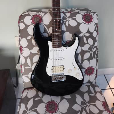 Yamaha PAC012 Pacifica HSS w/setup electric guitar 2002 made in Taiwan image 1