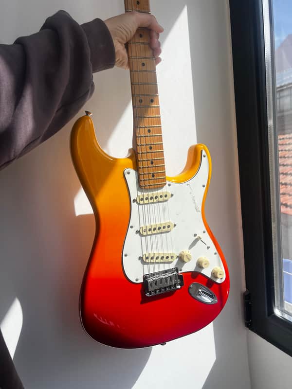 Fender Player Plus Stratocaster Noiseless pick ups Tequila Sunrise
