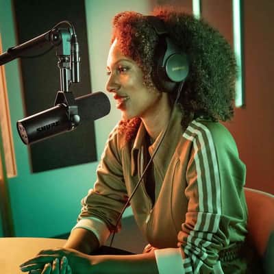 Shure SM7DB Dynamic Cardioid Polar Pattern Vocal Microphone with Built-in Preamp Featuring Rugged Construction and Yoke Mounting (Black) image 6