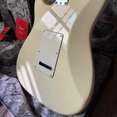 Fender American Professional Stratocaster with Maple Fretboard 2017 - 2019 - Olympic White image 4