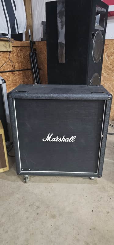 Marshall 1960B Lead 300-Watt 4x12" Straight Guitar Speaker Cabinet
