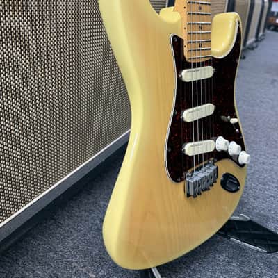 Fender Strat Plus Deluxe with Maple Fretboard 1993 - Vintage Blond image 3