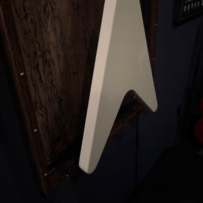 Gibson '70s Flying V 2023  - Classic White - OHSC image 6