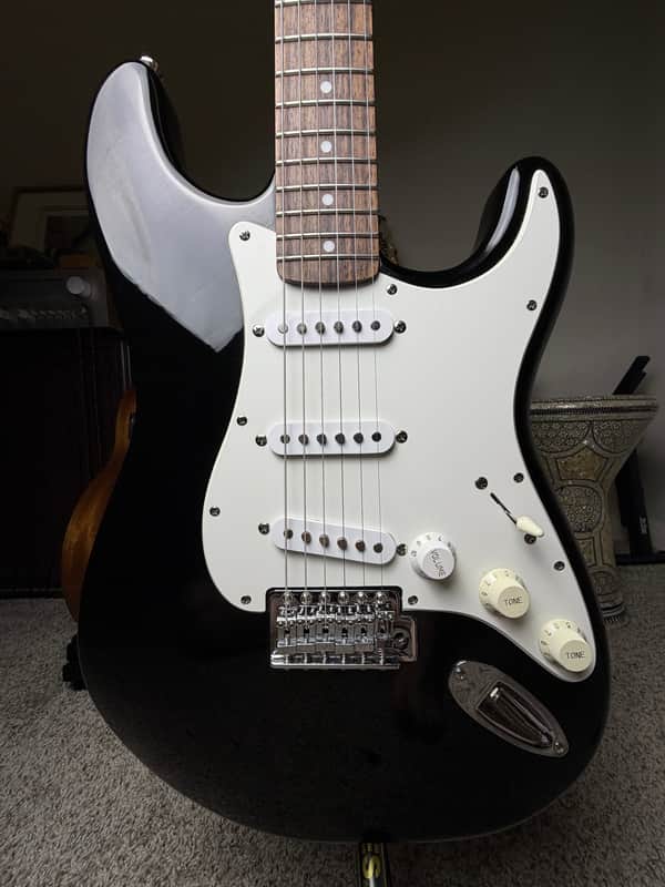 Squier Affinity Series Stratocaster with Maple Fretboard 2001 - 2018 - Black image 1