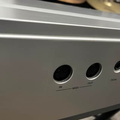 Yamaha P-70 - SILVER image 4