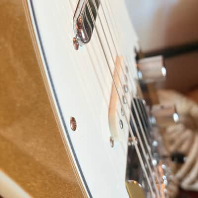 Squier Paranormal Custom Nashville Stratocaster with Laurel Fretboard 2023 - Present - Aztec Gold image 13