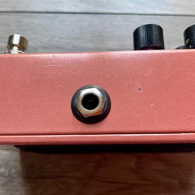 Walrus Audio Monument Harmonic Tap Tremolo V2 2018 - Present - Coral / Black image 4