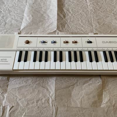 Casio MT-31 Casiotone MT31 37-Key Semi Analog Keyboard MIJ 1980's White RARE MINT in orignal box with Users Manual booklet image 2