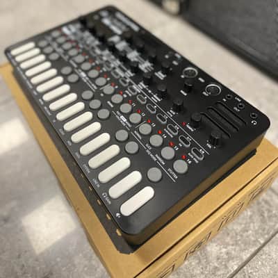Sonicware Liven 8bit Warps 27-Key Synthesizer Groovebox image 3