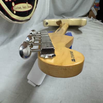 Fender American Standard Stratocaster Guitar with Case 2005 - Olympic White / Maple neck image 25