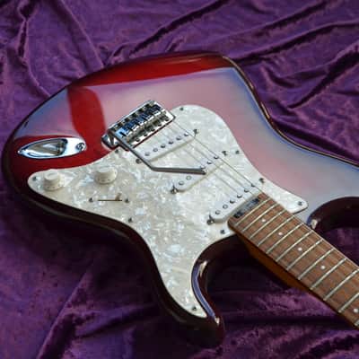 Blade Levinson RH Strat-style guitar*sounds/plays/looks really great! Top quality made in Japan ca.1992/93*has handmade passive Leosounds PU's*fine trem with roller bridges*frets are 100%*1799€ imagen 2