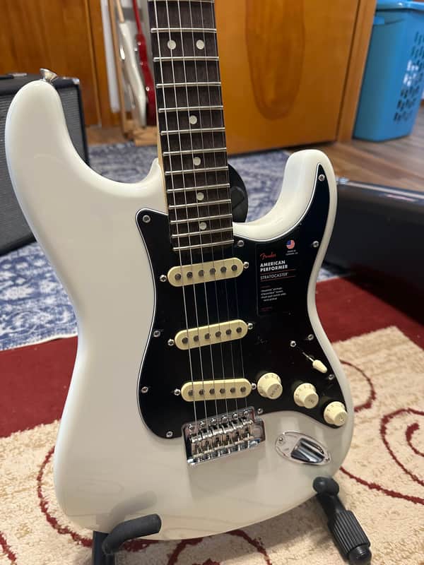 Fender American Performer Stratocaster with Rosewood Fretboard 2018 - Present - Arctic White