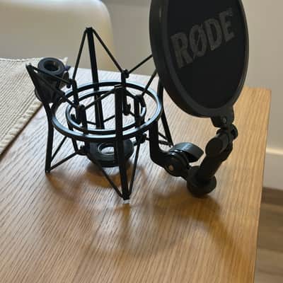 RODE NT1-A Large Diaphragm Cardioid Condenser Microphone Silver (with shock-mount, pop filter, and soft case) image 3