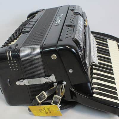 Victoria 41/120 7/4 Accordian image 3