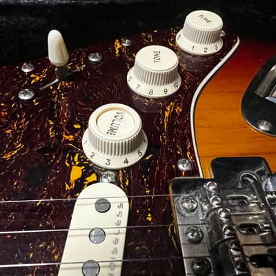 Customized Squier Classic Vibe '60s Stratocaster 2019 - Present - 3-Color Sunburst - S1 Switch, Fender Noiseless Pickups, Locking Tuners image 3