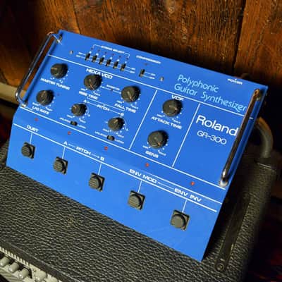 Roland GR300 Guitar Synthesizer + G202 Guitar