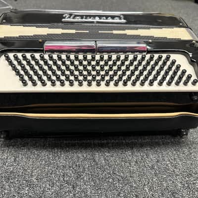 Universal - 120 Bass Ladies Size Accordion image 6