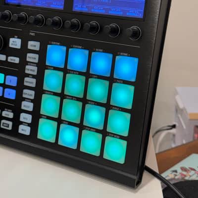 Native Instruments Maschine MKII - w/ Box - Black - Very Nice! image 4