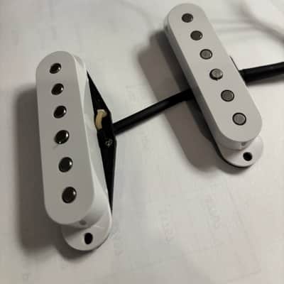 Lindy Fralin Strat Vintage Hot Pickup Set of 2 (Neck, Middle) - White image 1