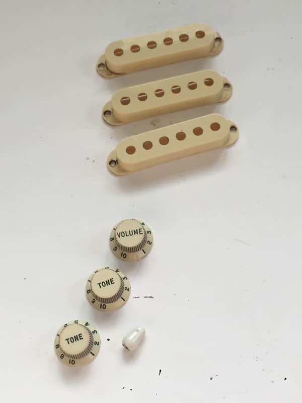 Complete Fender Vintage Aged White Relic 62 Reissue Strat Pickup Covers 3 Knobs Green Font image 1