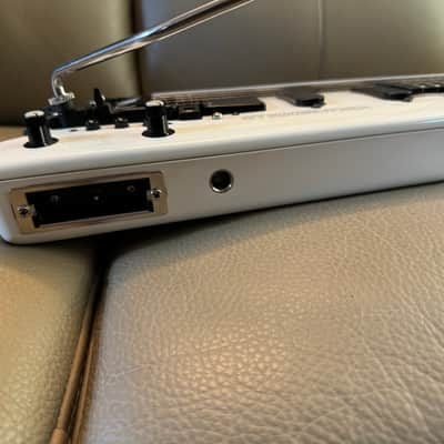 RARE!!! Steinberger GL-4T-GR with Transtrem Type II, plug in leg rest, 24 to 13 pins converter, modded Roland GM-70, 24pins cables, 24pins dust cover image 10