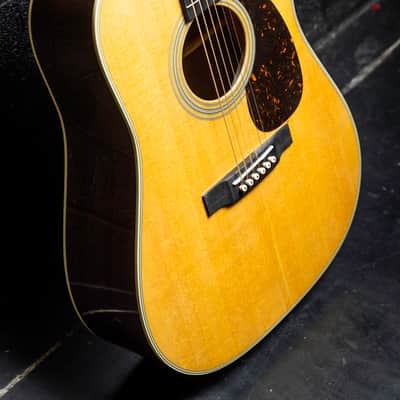 Martin D-28 - Natural image 8