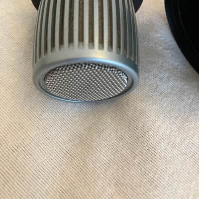 Shure BETA 57 Supercardioid Dynamic Microphone with Magnetic Windscreen and Case image 3