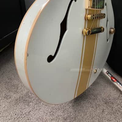 Gibson Tom Delonge Signature ES-333 - Custom Shop White w/ Gold Stripe, Inlay and Headstock. See Des image 9