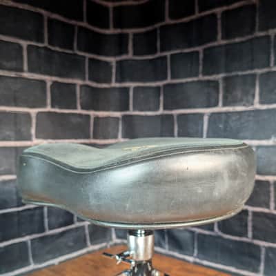 Roc‑N‑Soc Manual Spindle Drum Throne – Ergonomic Saddle Comfort • Smooth Height Adjustment • Rock‑Solid Stability • Player‑Grade Condition image 5