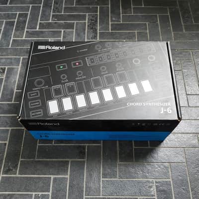 Roland J-6 AIRA Compact Chord Synthesizer 2022 - Present - Black image 3
