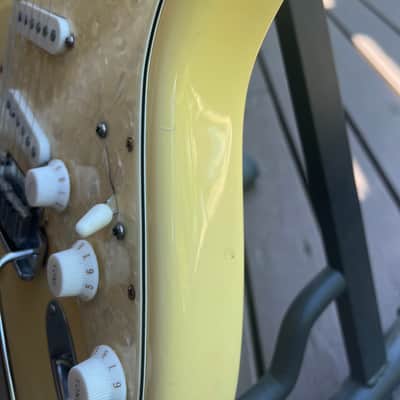 Fender American Standard Stratocaster with Maple Fretboard 1996 - 1997 Vintage White image 9
