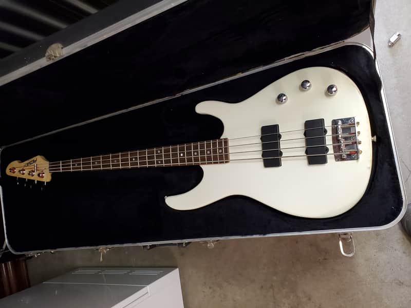 Peavey Foundation Bass Guitar w HSC image 1