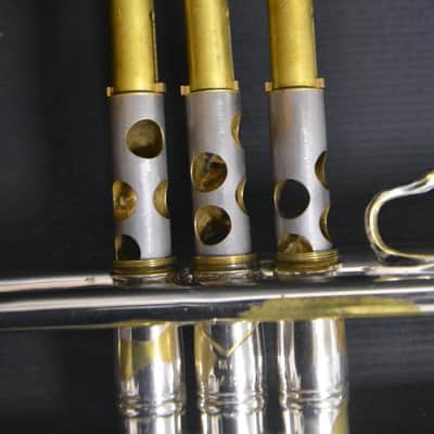Trompeta Bach Stradivarius 37 estrella Corporation en buen estado. image 11