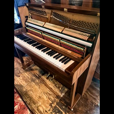 Elegant Acoustic Harmony: Kawai Upright Piano Bild 4