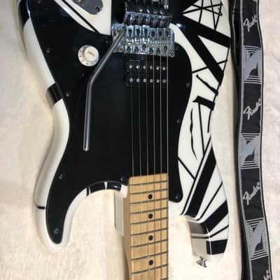 Charvel EVH Art Series 2004 - 2007 - Black / White image 2