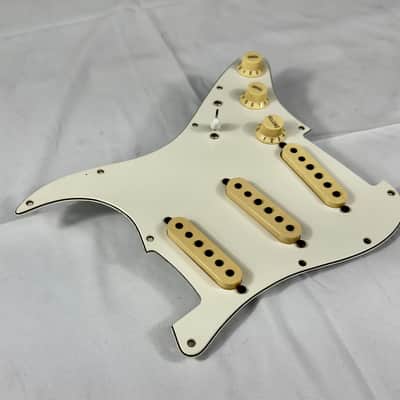 Seymour Duncan Antiquity Texas Hot Loaded Stratocaster Single Coil Pickguard 2000’s - White image 3