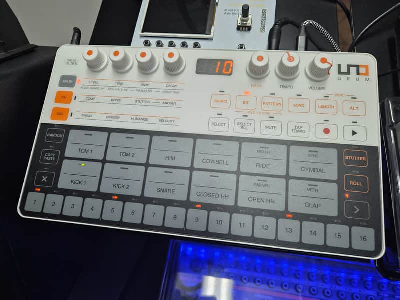 IK Multimedia UNO Drum Analog/PCM Drum Machine 2019 - Present - White / Black image 1