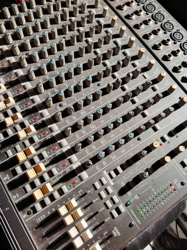 Mackie 1642-VLZ Pro 16-Channel Mic / Line Mixer | Reverb