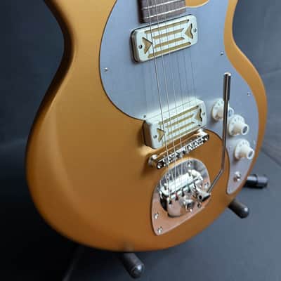 Eastman Fullertone Offset '62 Electric Guitar Metallic Gold Finish w/ Gig Bag image 5