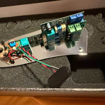 John East J Retro Bass Preamp for Jazz Bass Deluxe - Chrome image 4
