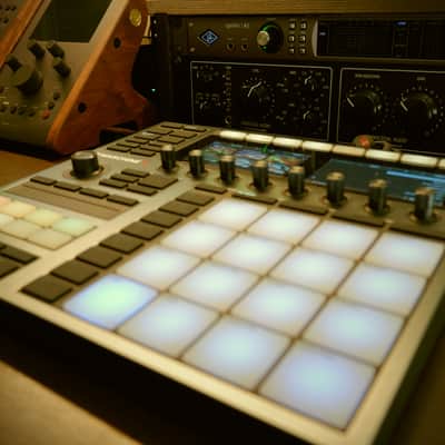 Native Instruments Maschine Plus 2020 - Present - Black image 2
