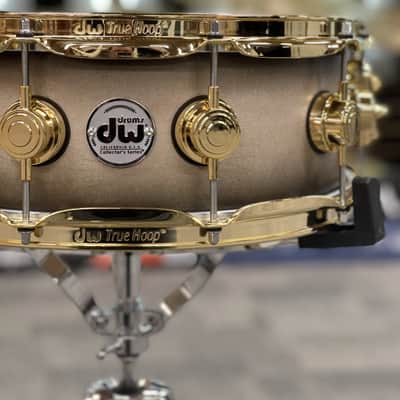 DW COLLECTOR'S 14X5 SSC MAPLE SNARE DRUM NATURAL TO EBONY SATIN OIL BURST | GOLD HARDWARE - FLOOR MODEL image 2
