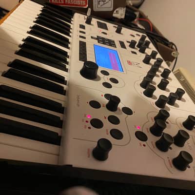 Modal Electronics 001 Hybrid Digital / Analog 2-Voice Synthesizer 2010s - White image 4