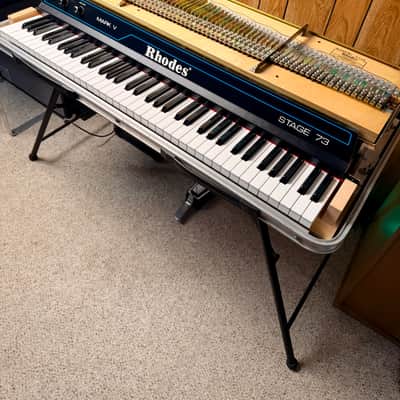 Immagine Rhodes Mark V Stage 73 – Custom Cosmic Blue | Fully Professionally Restored | Original Stand, Cover & Matching Pedal - 10