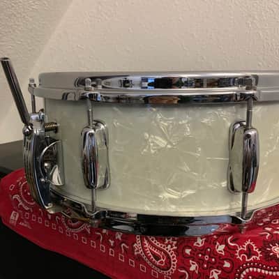 Slingerland No. 153 Super Gene Krupa Radio King 5.5x14" 8-Lug Solid Maple Snare Drum with Clamshell Strainer 1960 - 1962 - White Marine Pearl image 5
