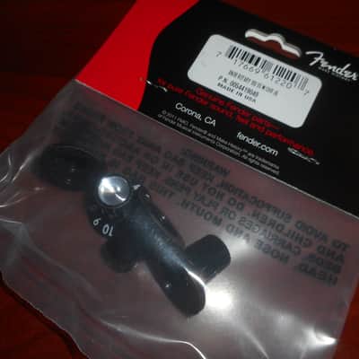 Fender 005-4419-049 D-Shaft Push-On Skirted Amp Knobs - Pack of 4