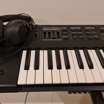 Roland XP-30 61-Key 64-Voice Expandable Synthesizer 1999 - 2004 - Black image 5