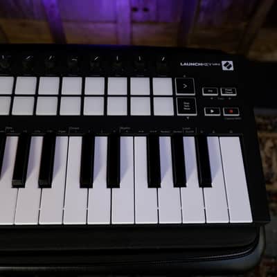 Novation Launchkey 25 MKIII MIDI Keyboard Controller 2020 - Present - Black with Carrying Case image 4
